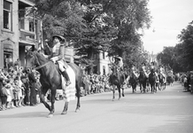 831716 Afbeelding van een historische groep in de optocht ter gelegenheid van Koninginnedag, op de Maliesingel te ...